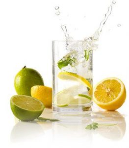 Vaso de agua refrescante con limas y limones. Hidratación y bienestar. Centro PRONAF