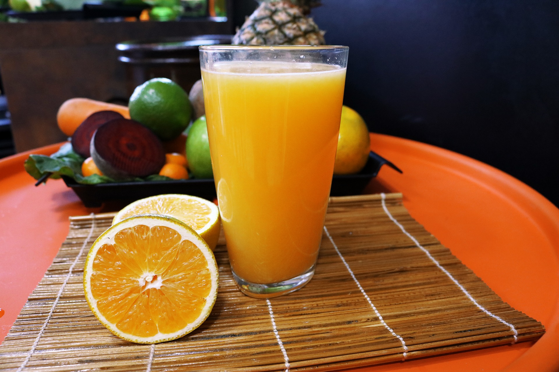 Как приготовить апельсиновый сок. Сок натуральный свежевыжатый. Апельсиновый сок. Свежевыжатый апельсиновый сок. Натуральный апельсиновый сок.